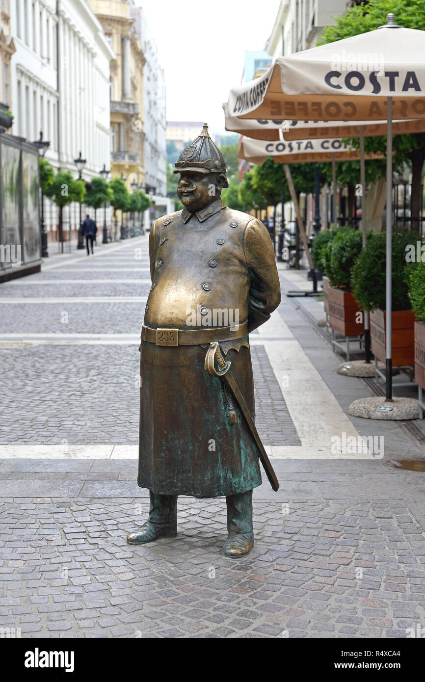 BUDAPEST, Ungarn - 13. Juli: Das Fett Polizist Statue in Budapest am 13. Juli 2015. Das Fett Polizist mit großen Messing Bauch Denkmal an Zrinyi Straße i Stockfoto