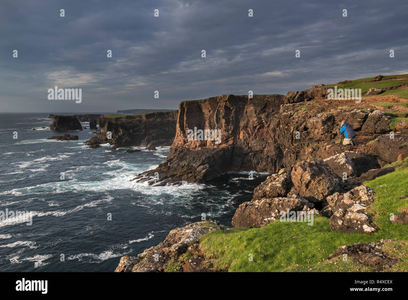Landschaft Fotograf die Bilder von Klippen bei Eshaness/Esha Ness während der herannahenden Sturm in Northmavine, Festland, Shetlandinseln, Schottland, UK Stockfoto