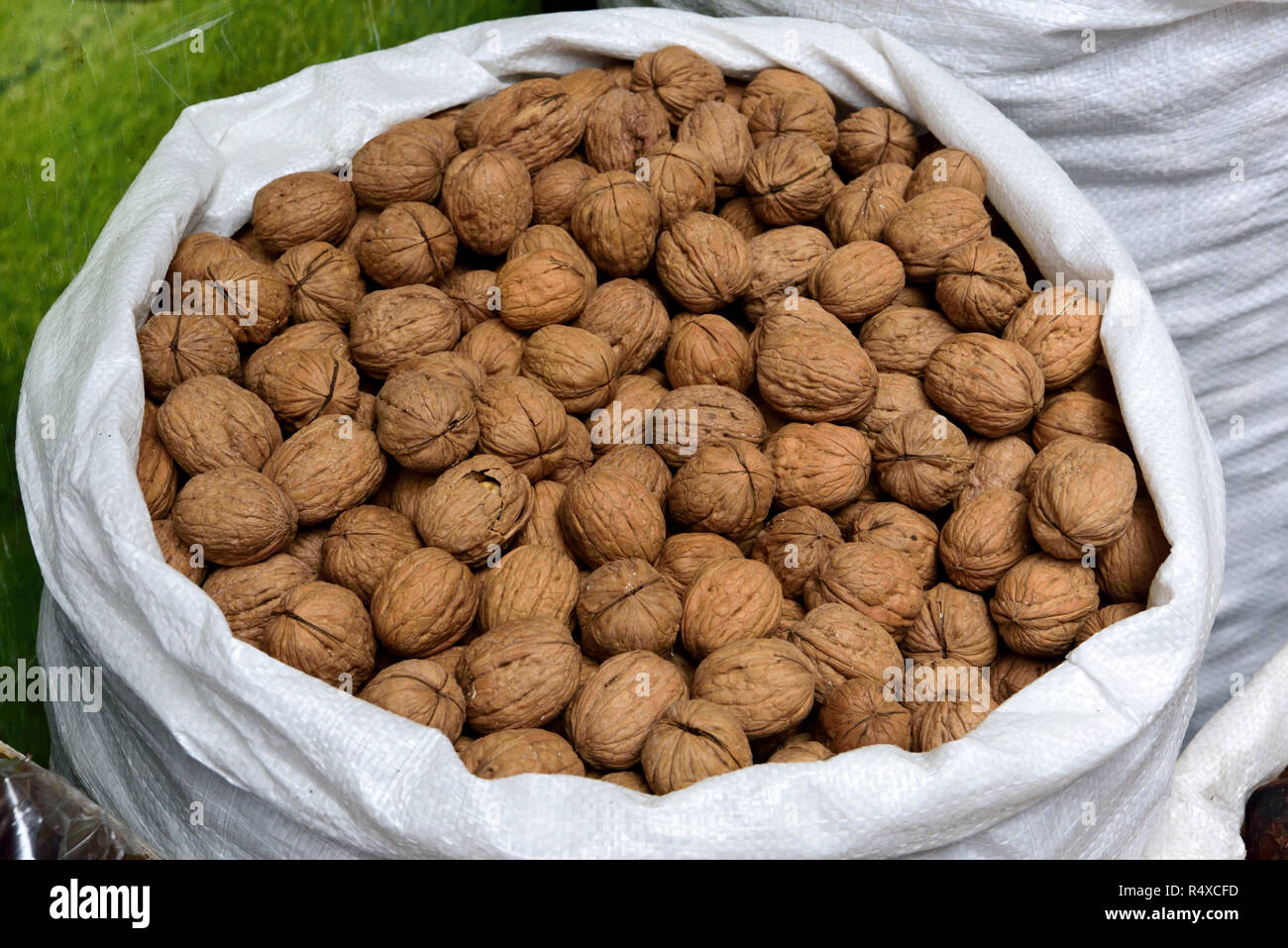 Sack Walnüsse in der Schale. Stockfoto