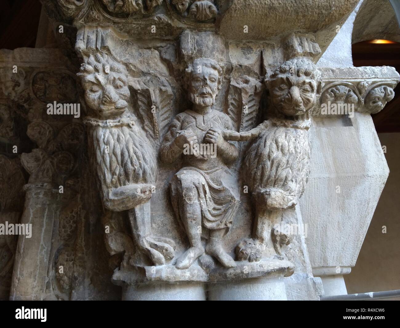 Die romanische Kapitelle mit Mensch und Tier Bilder im inneren Kreuzgang der Kathedrale der Heiligen Maria in Tudela, Region Aragon, Spanien Stockfoto