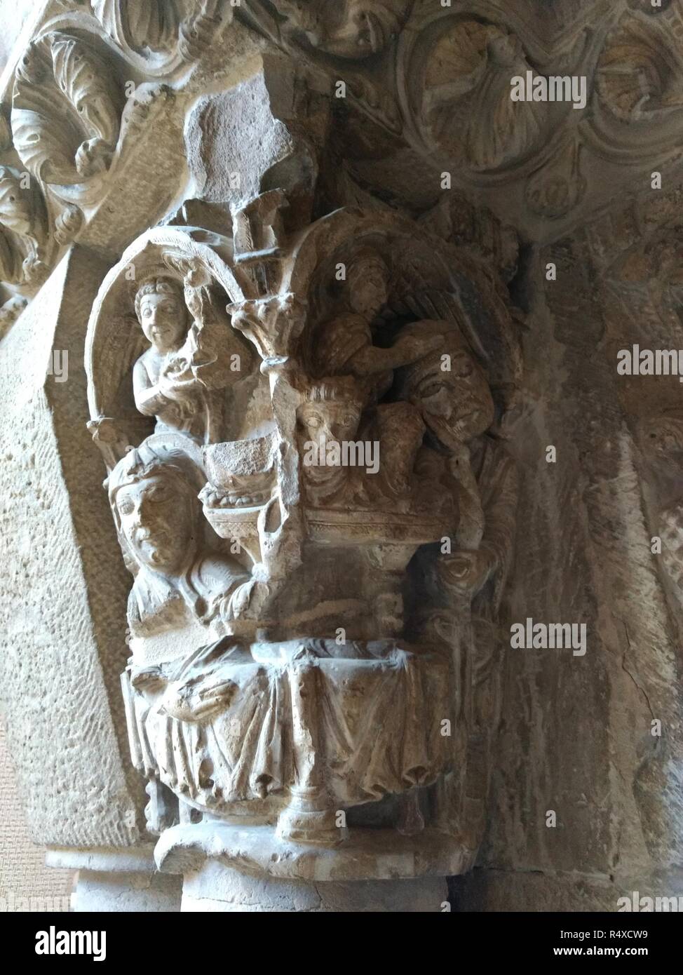 Die romanische Kapitelle mit Mensch und Tier Bilder im inneren Kreuzgang der Kathedrale der Heiligen Maria in Tudela, Region Aragon, Spanien Stockfoto