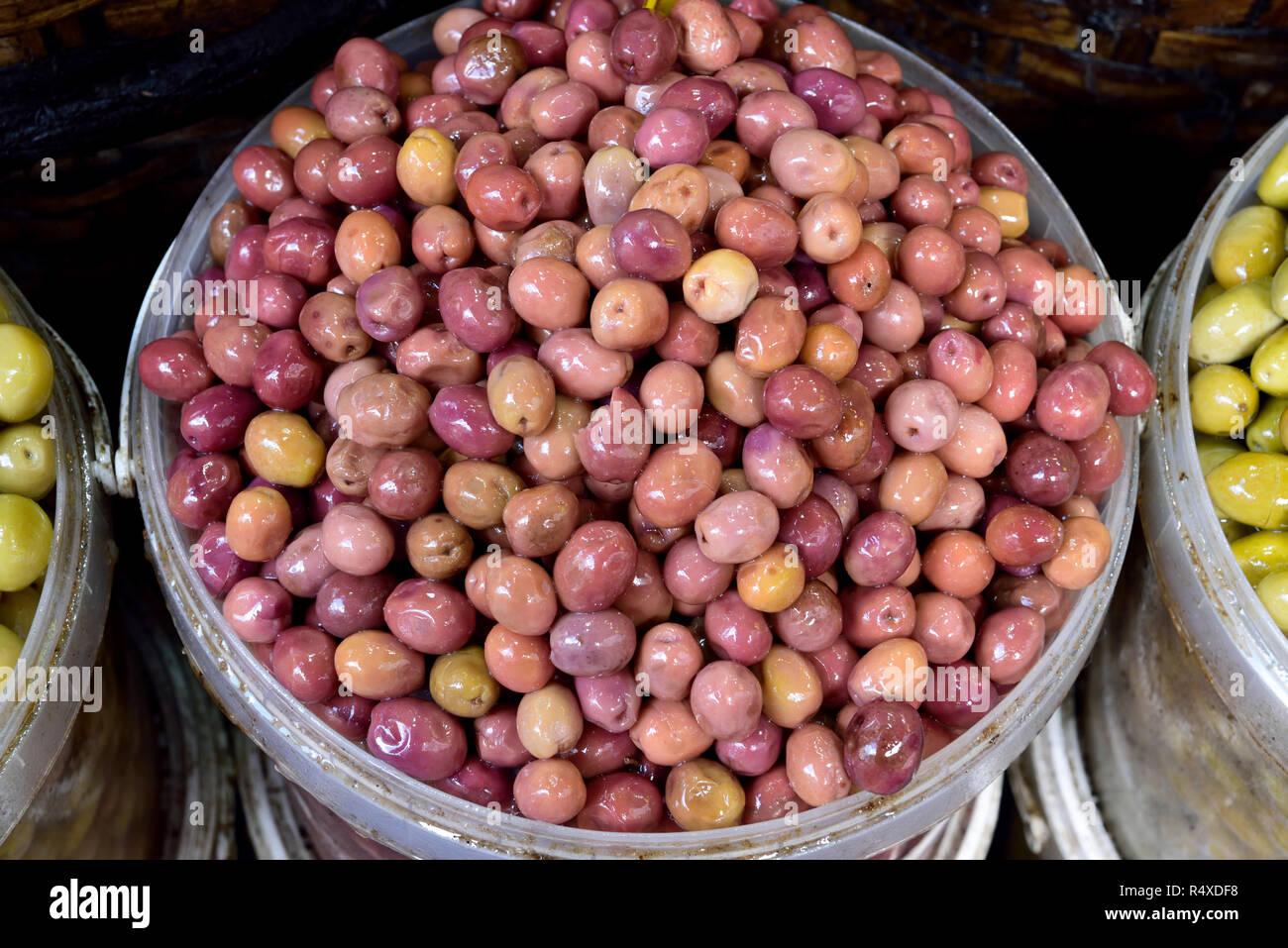 Eimer semiripe Oliven. Stockfoto