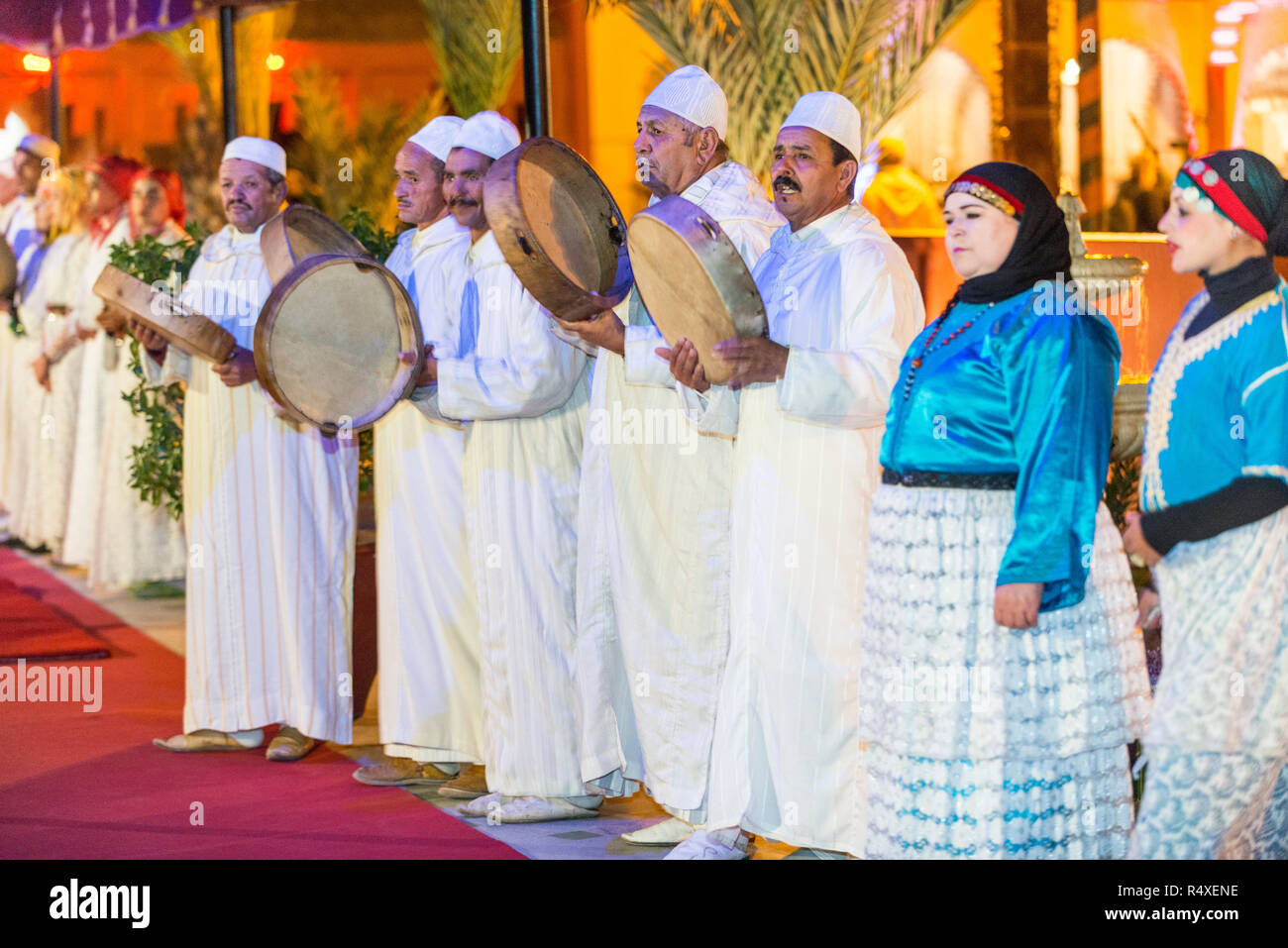 26-02-15, Marrakesch, Marokko. Touristische Unterhaltung im Chez Ali Fantasia zeigen. Die Gäste werden durch die Lieder und Tänze der Folkloregruppen unterhalten, ein. Stockfoto