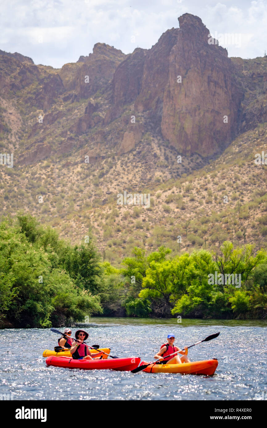 Blick auf drei abenteuerliche Menschen Kajakfahren auf Salt River, Phoenix, Arizona, USA Stockfoto