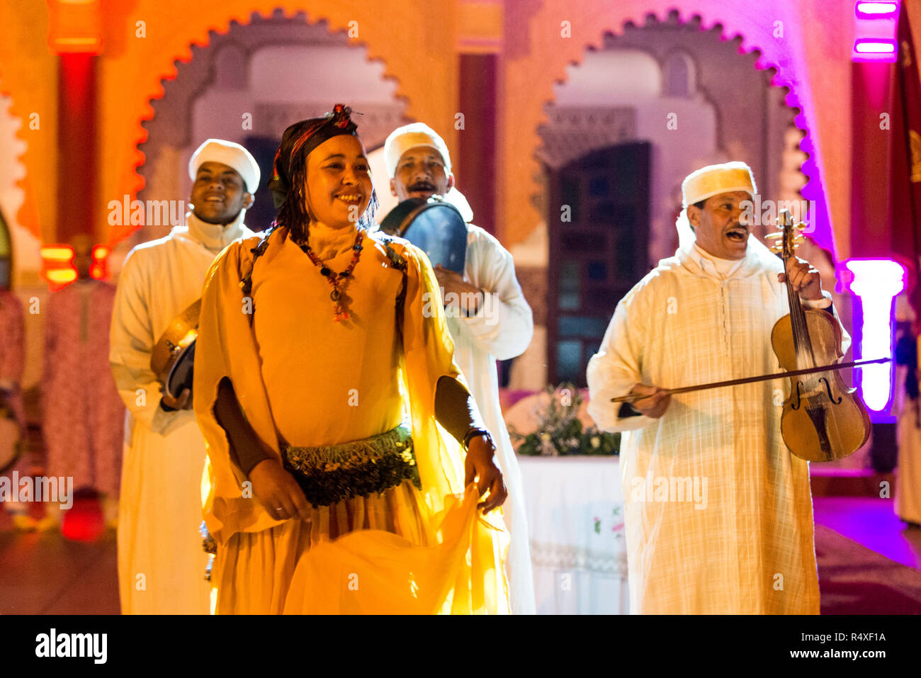 26-02-15, Marrakesch, Marokko. Touristische Unterhaltung im Chez Ali Fantasia zeigen. Die Gäste werden durch die Lieder und Tänze der Folkloregruppen unterhalten, ein. Stockfoto