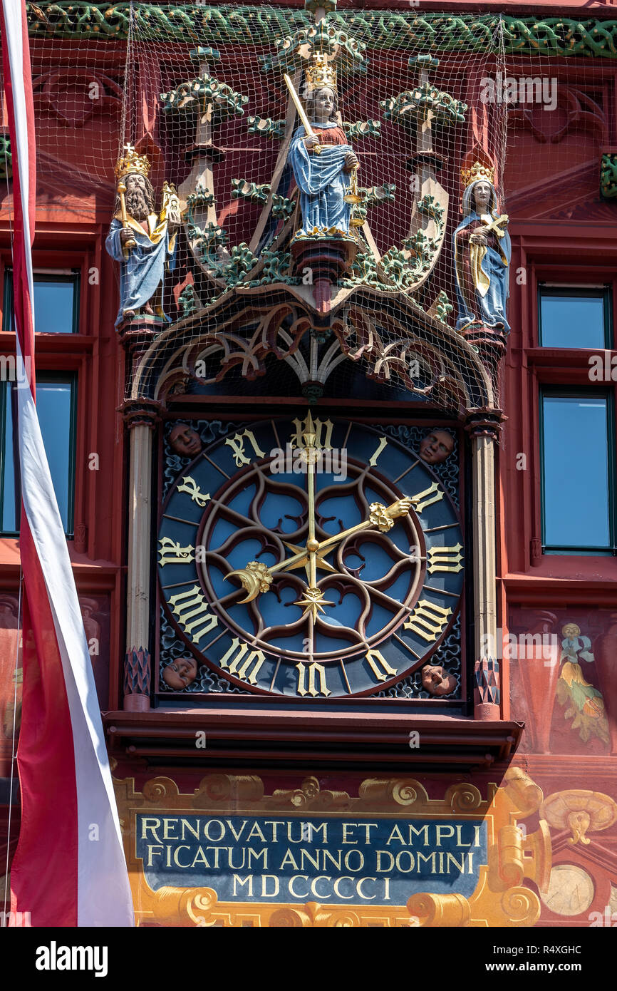 Die wunderschön eingerichteten alten Rathaus von Basel in der Schweiz - die Uhr an der Fassade des Gebäudes Stockfoto