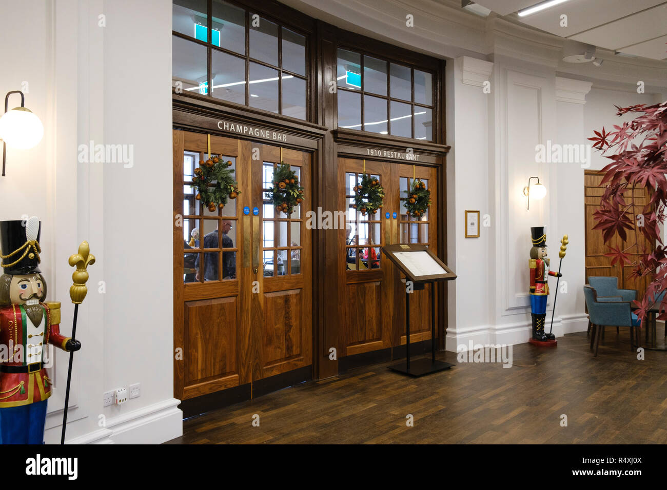 Eingangstüren an der Champagner Bar und Restaurant 1910 in der spanischen Stadt Whitley Bay Stockfoto