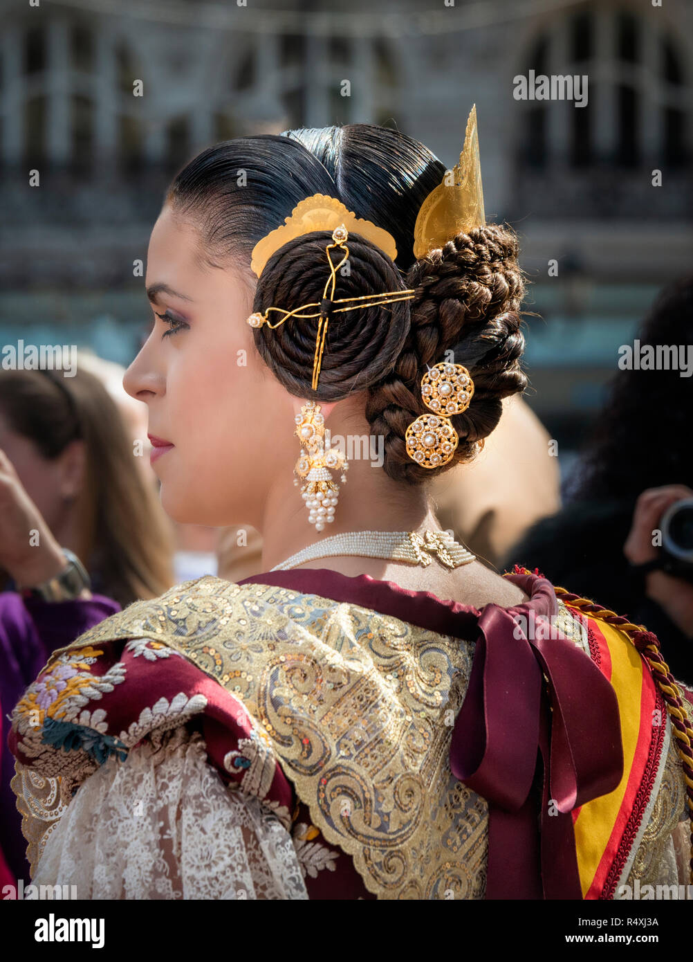 Las Fallas spanische Mädchen tragen Fallera Kostüm in Valencia, Spanien Stockfoto