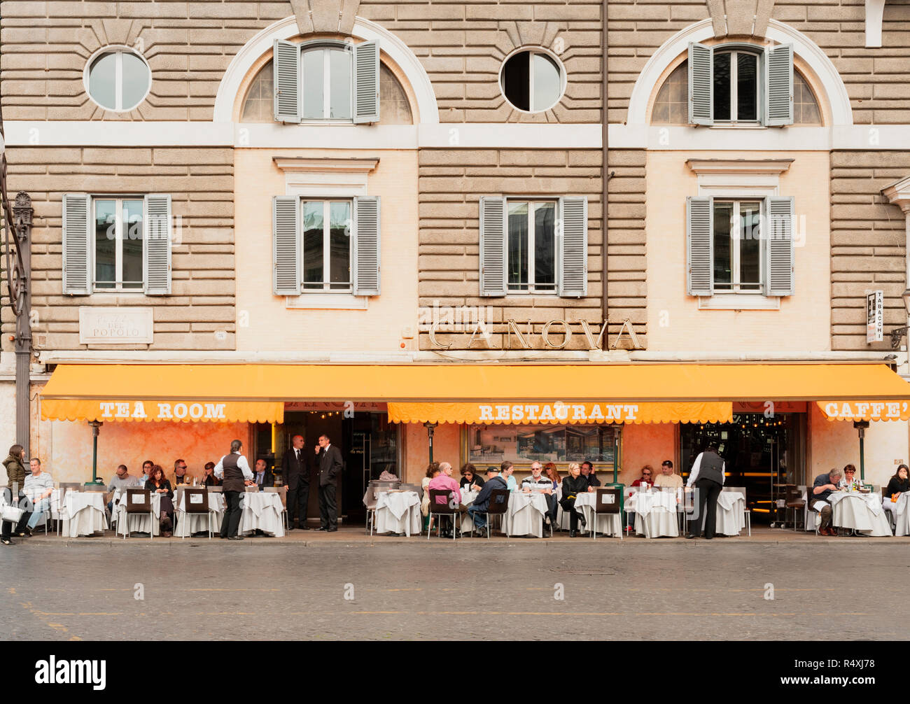 Im Freien speisen, Diners und italienischen Kellner an den Tischen vor dem Restaurant Canova in Piazza del Popolo Rom Stockfoto