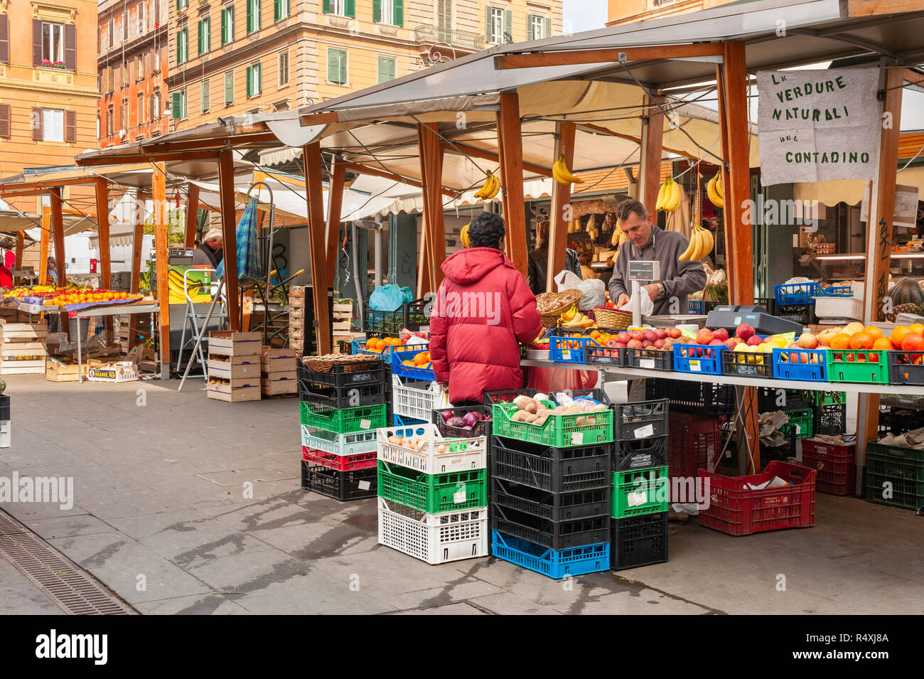 Frau einkaufen bei Obst in der Piazza Di San Cosimato Street Market Rom Abschaltdruck Stockfoto