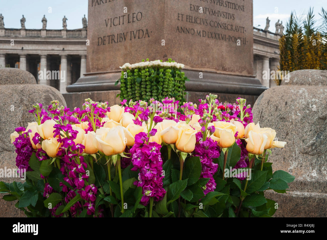Blumenarrangement - Blumen in Piazza San Pietro Petersplatz Vatikan Rom Stockfoto