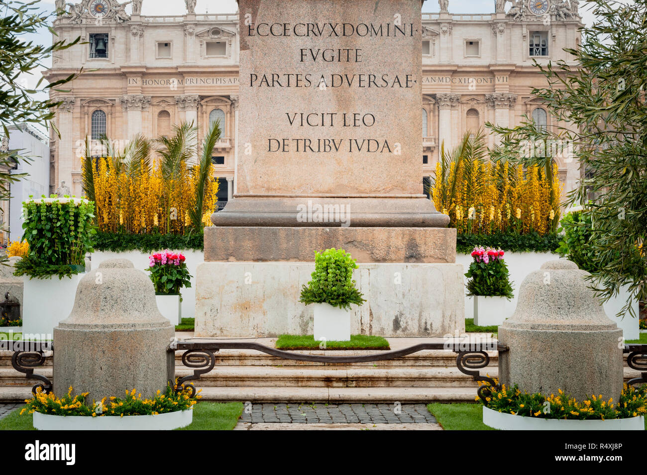 Blumenarrangement - Blumen in Piazza San Pietro Petersplatz Vatikan Rom Stockfoto