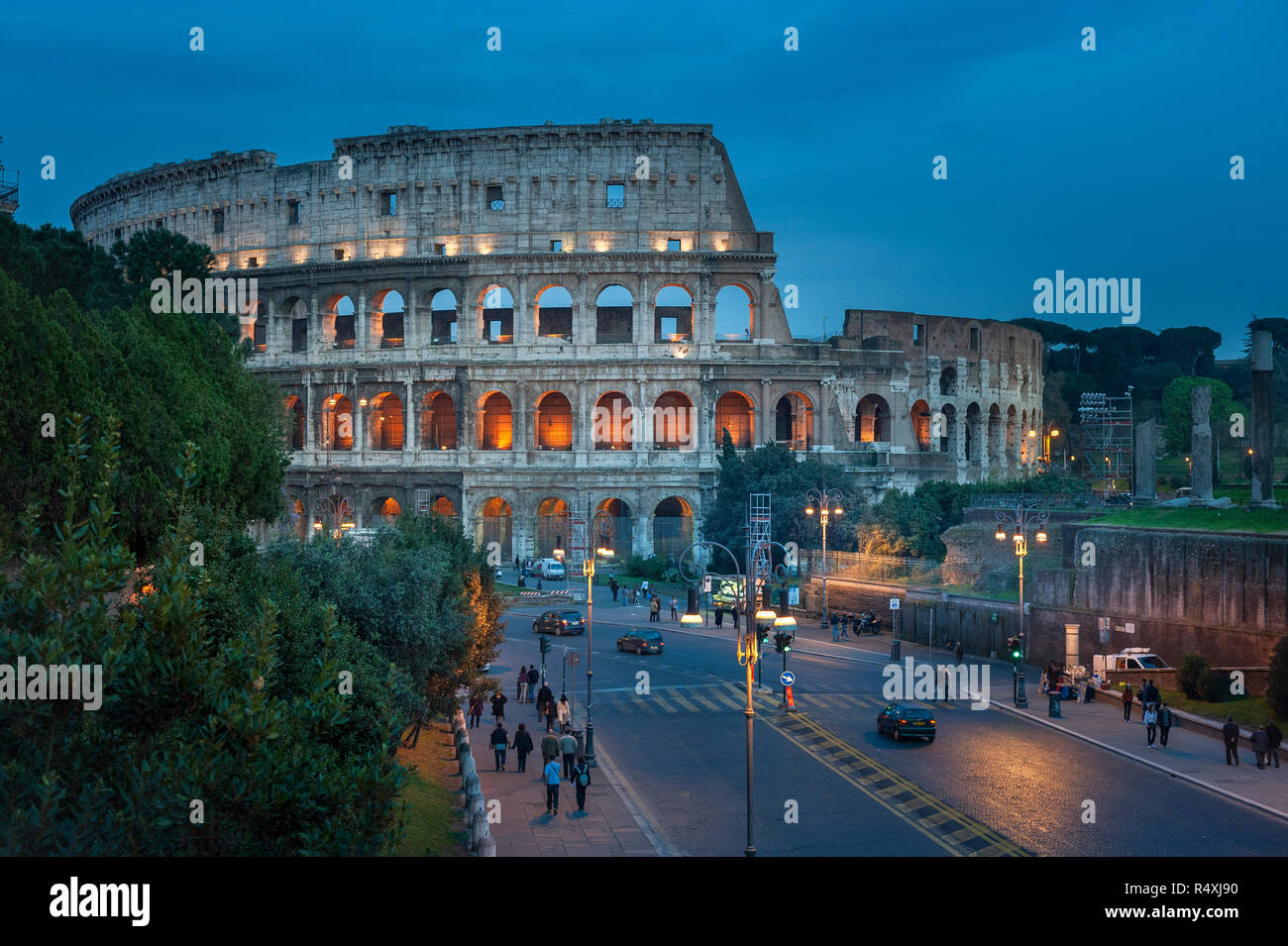 Rom bei Nacht - die Via dei Fori Imperiali und Römischen Kolosseum Flavischen Amphitheater mit Flutlicht am Abend Stockfoto