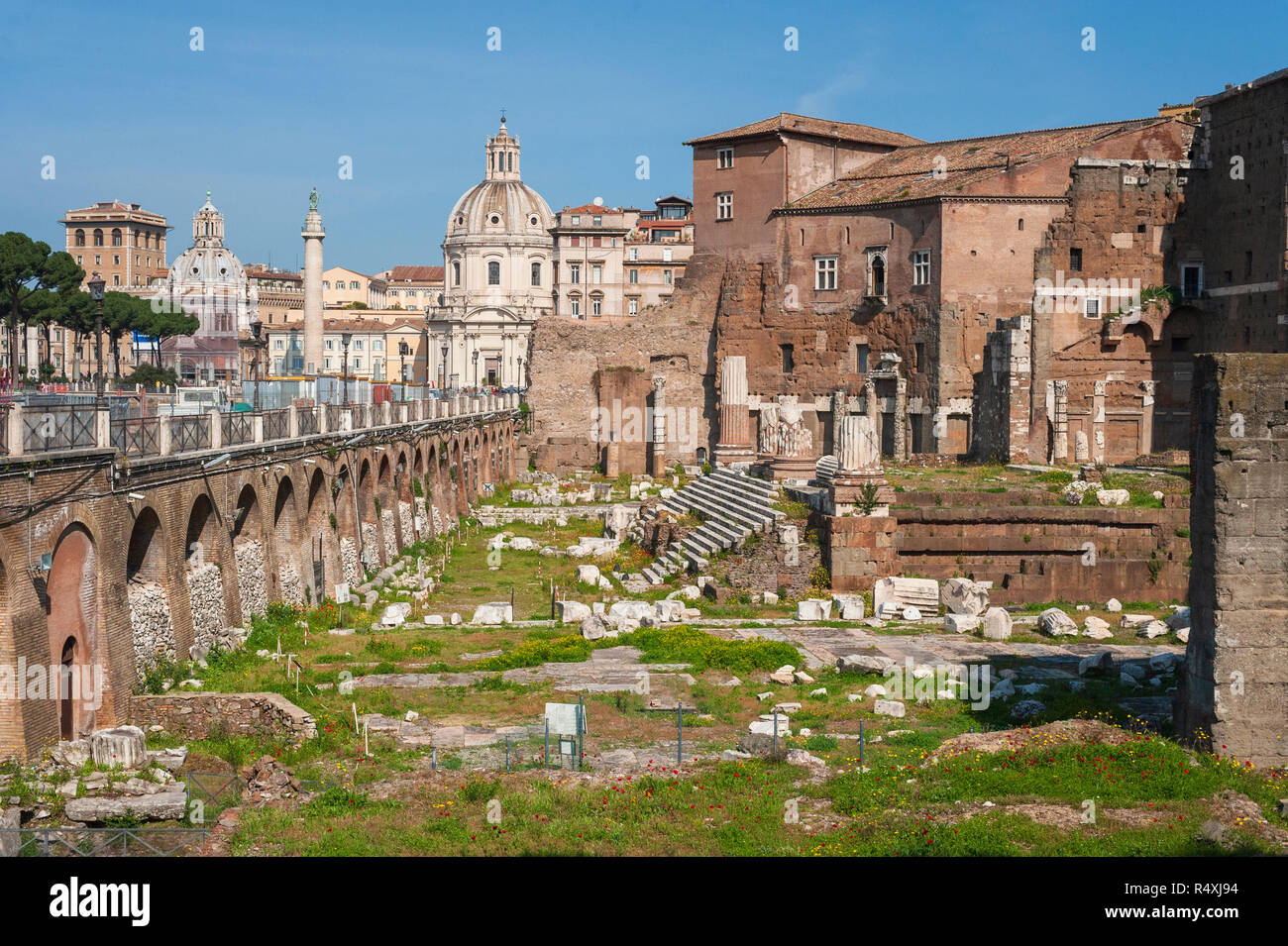 Bleibt der Forum des Augustus und Schritte der Tempel des Mars neben Über Alessandrina mit dem Forum des Trajan und des Trajan Spalte in der Ferne Stockfoto
