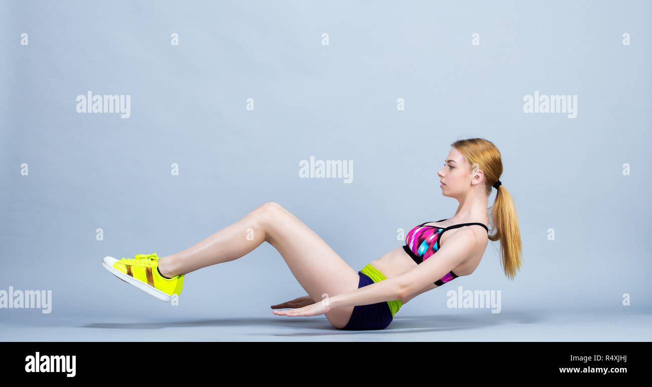 Junge Frau sitzend, in der fitness Verschleiß, Übungen Übungen Stockfoto