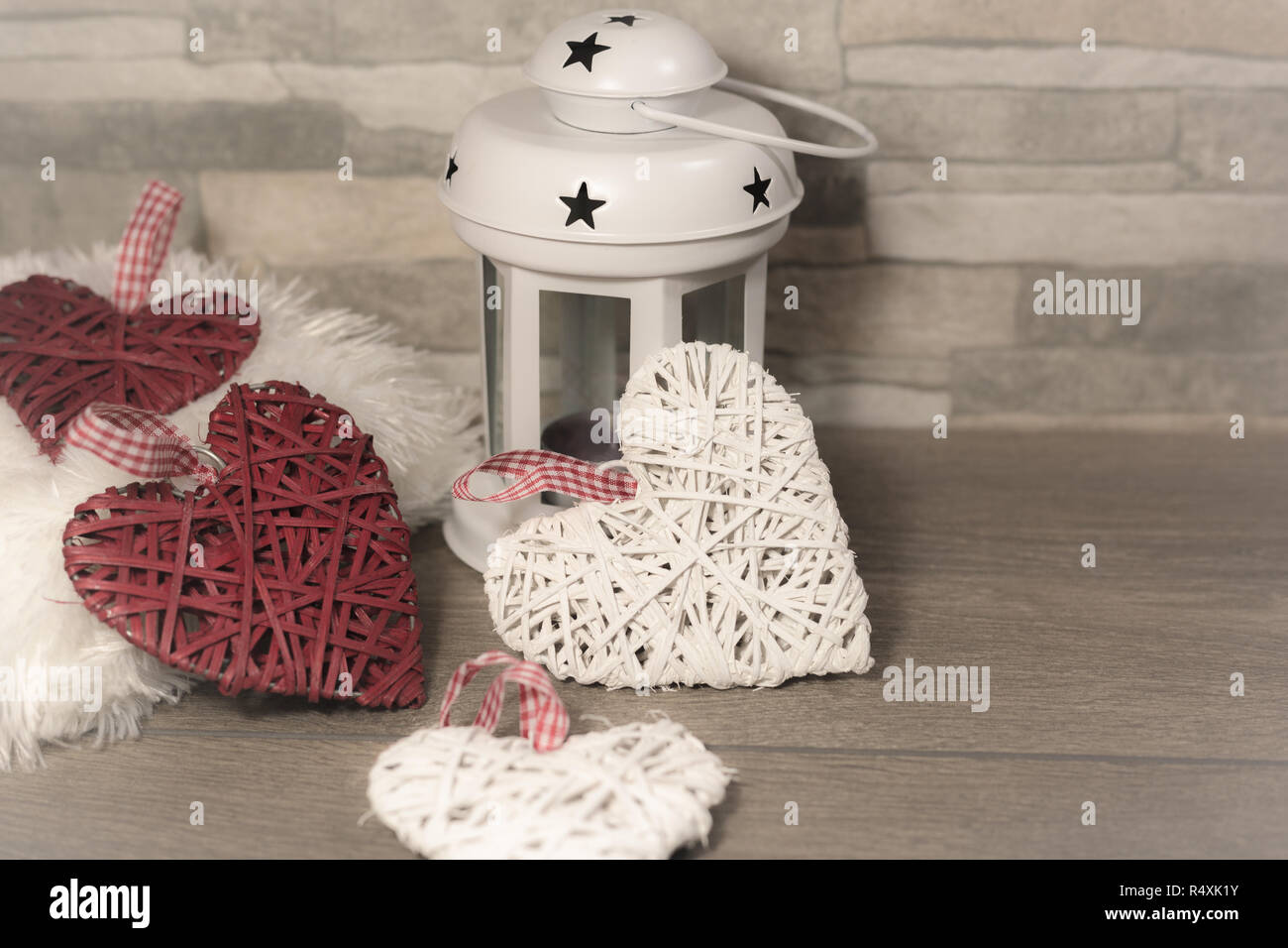 Winter Zusammensetzung mit gemütlichen Kissen, Laterne und Herzen verziert. Winterurlaub Konzept. Stockfoto