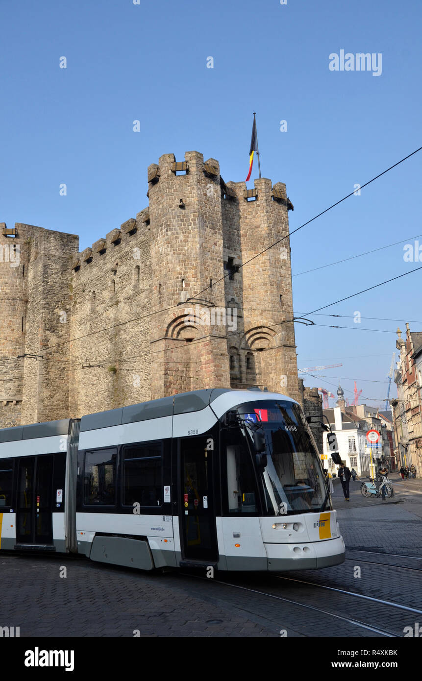 Eine moderne Stadt mit der Straßenbahn vor der mittelalterlichen Burg Gravensteen im Herzen der belgischen Stadt Gent Stockfoto