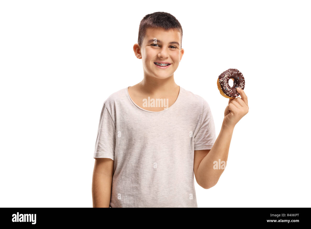 Lächelnde junge Holding eine Schokolade Donut auf weißem Hintergrund Stockfoto