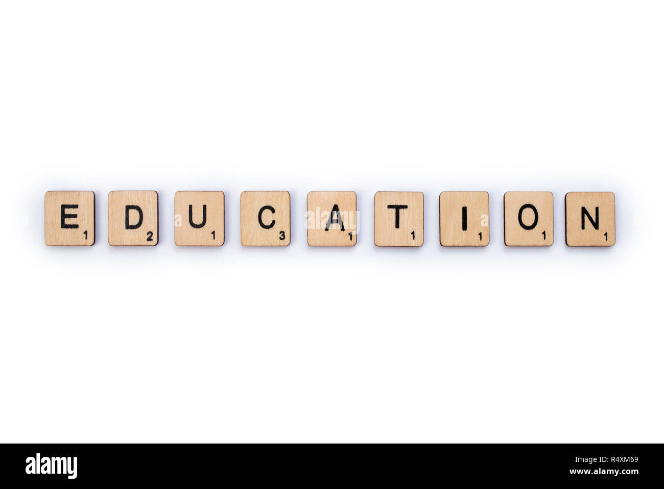 LONDON, Großbritannien - 5.Juli 2018: Das Wort Bildung, Dinkel mit hölzernen schreiben Scrabble Fliesen, am 5. Juli 2018. Stockfoto
