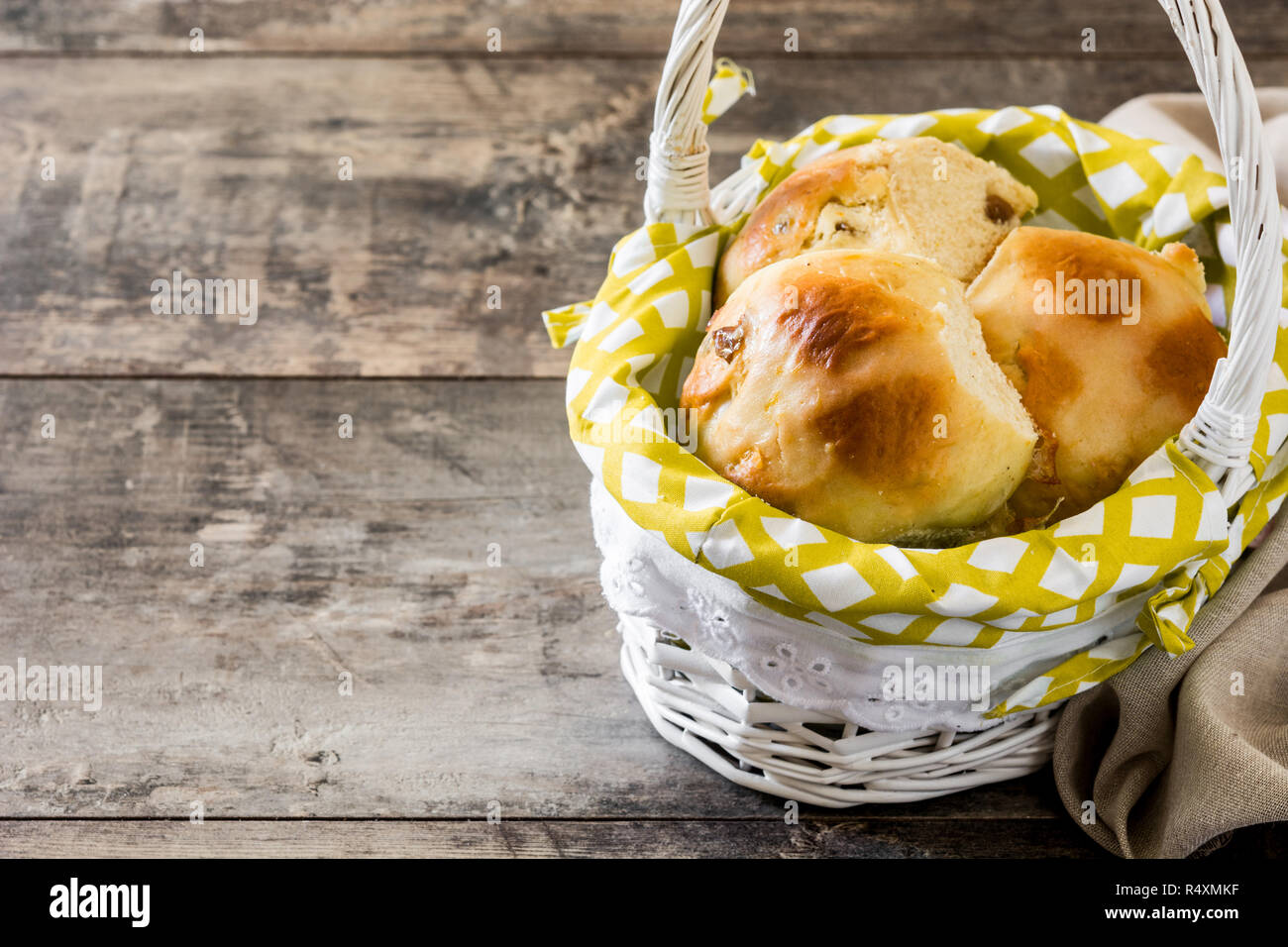 Schöne traditionelle Ostern Hot Cross Buns in einem Korb auf hölzernen Tisch. Copyspace Stockfoto Schöne traditionelle Ostern Hot Cross Buns in einem Korb auf hölzernen Tisch. Copyspace Stockfoto