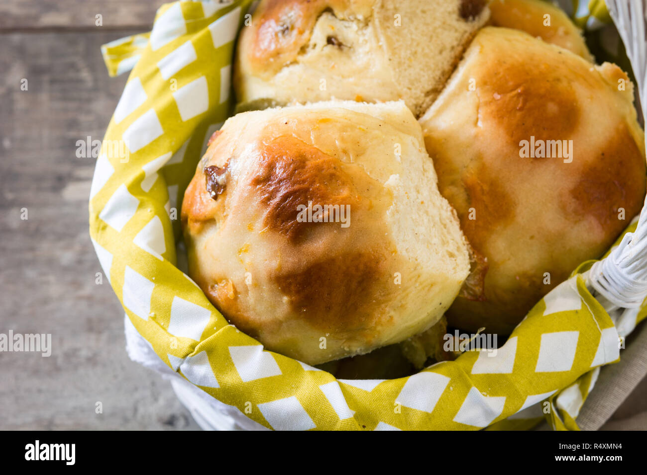 Schöne traditionelle Ostern Hot Cross Buns in einem Korb auf hölzernen Tisch Stockfoto Schöne traditionelle Ostern Hot Cross Buns in einem Korb auf hölzernen Tisch Stockfoto