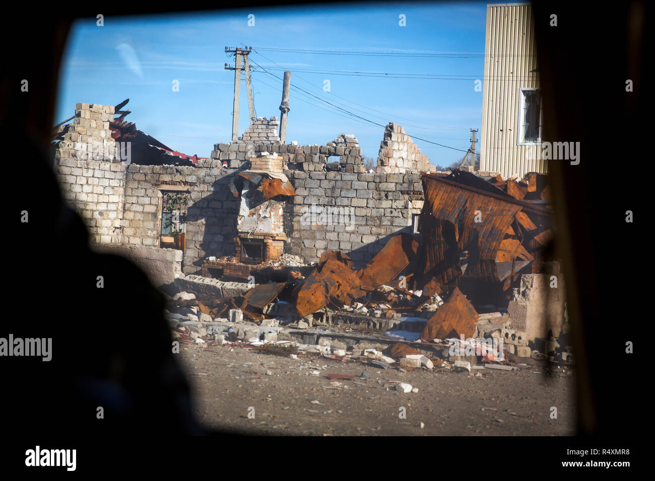 Zerstörung und Chaos in Stanyzja-Luhanska auf der Vorderseite der ATO-Zone, die separatistische Bereich der östlichen Ukraine. Stockfoto