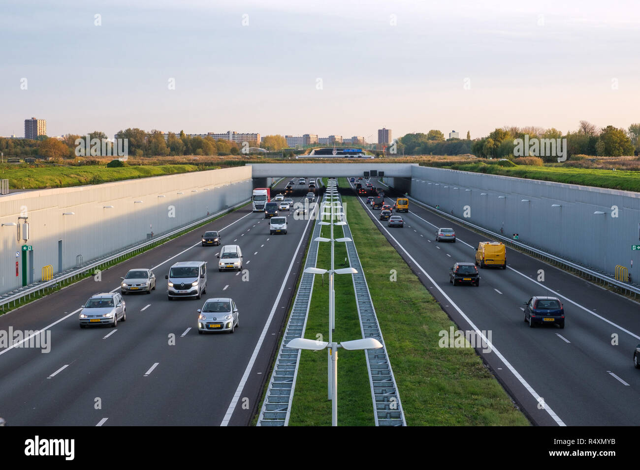 Autobahn A4 vertieft Rotterdam-The Haag, nachmittag Verkehr Stockfoto