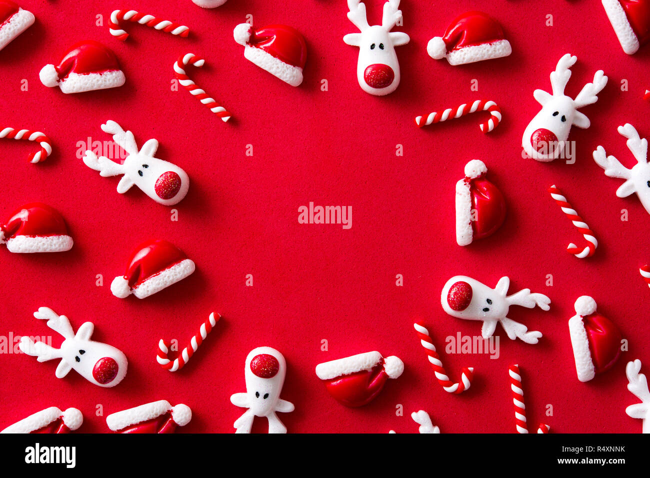 Christmas ornament Muster auf rotem Hintergrund. Flach top-down-Zusammensetzung. Copyspace Stockfoto