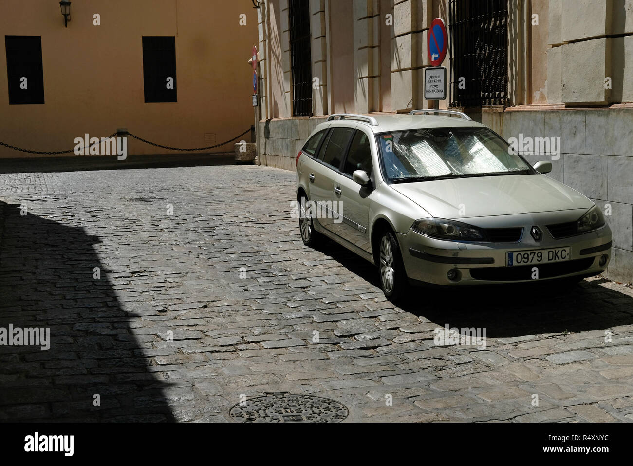Ein Auto mit einem silbernen Schirm die Sonne in Spanien widerspiegeln Stockfoto