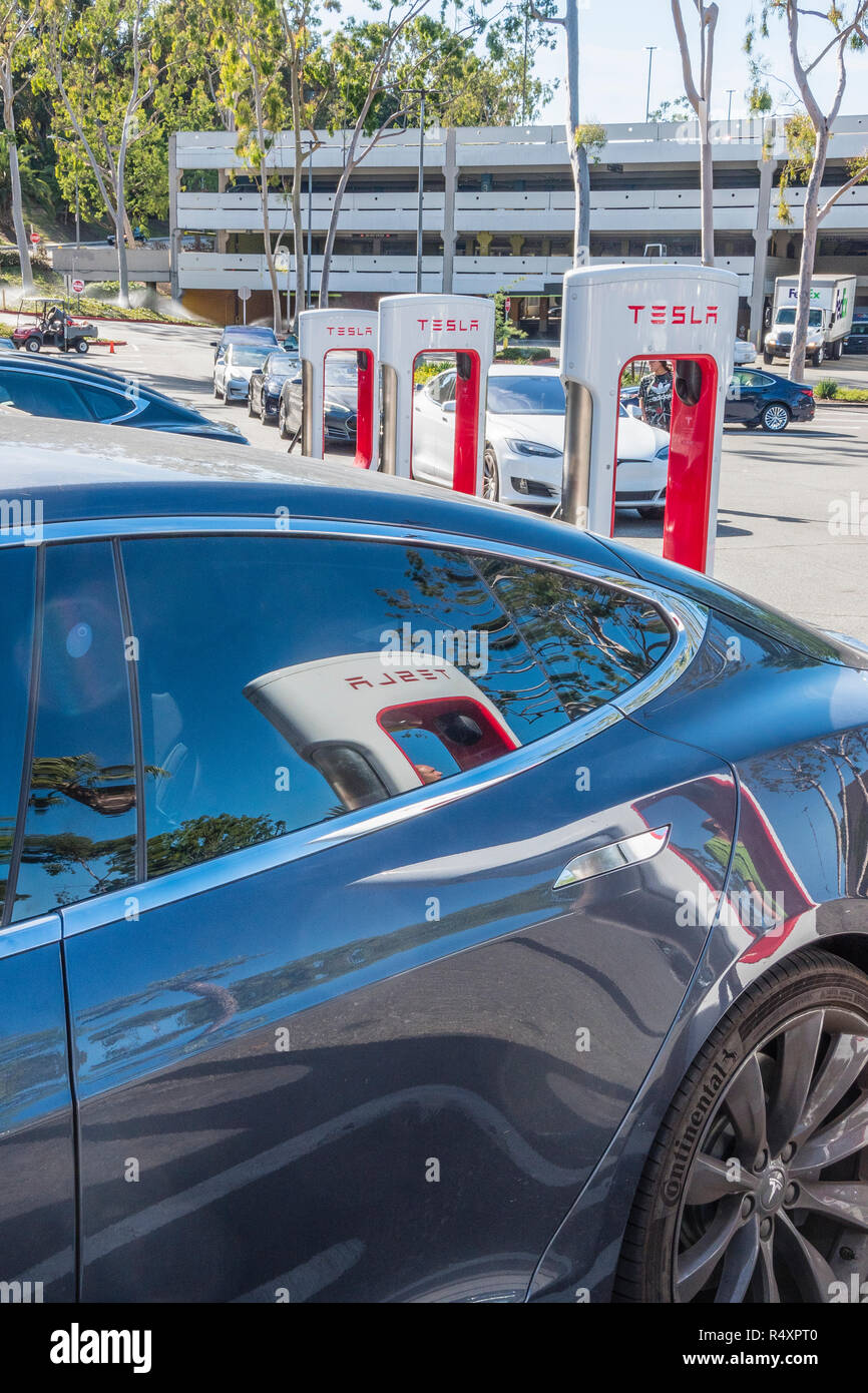 Tesla batteriebetriebenen Autos in einer langen Linie für einen Raum warten Sie an der Tesla Super Ladestation an der Westfield Mall in Culver City, Kalifornien. Stockfoto