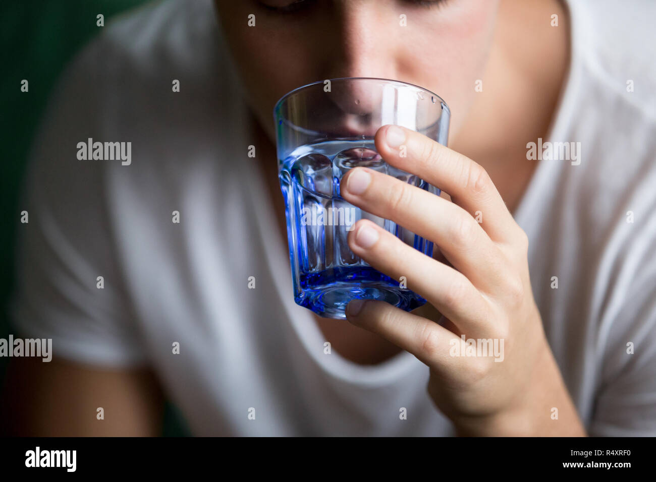 Nahaufnahme des Menschen immer noch Wasser trinken Stockfoto