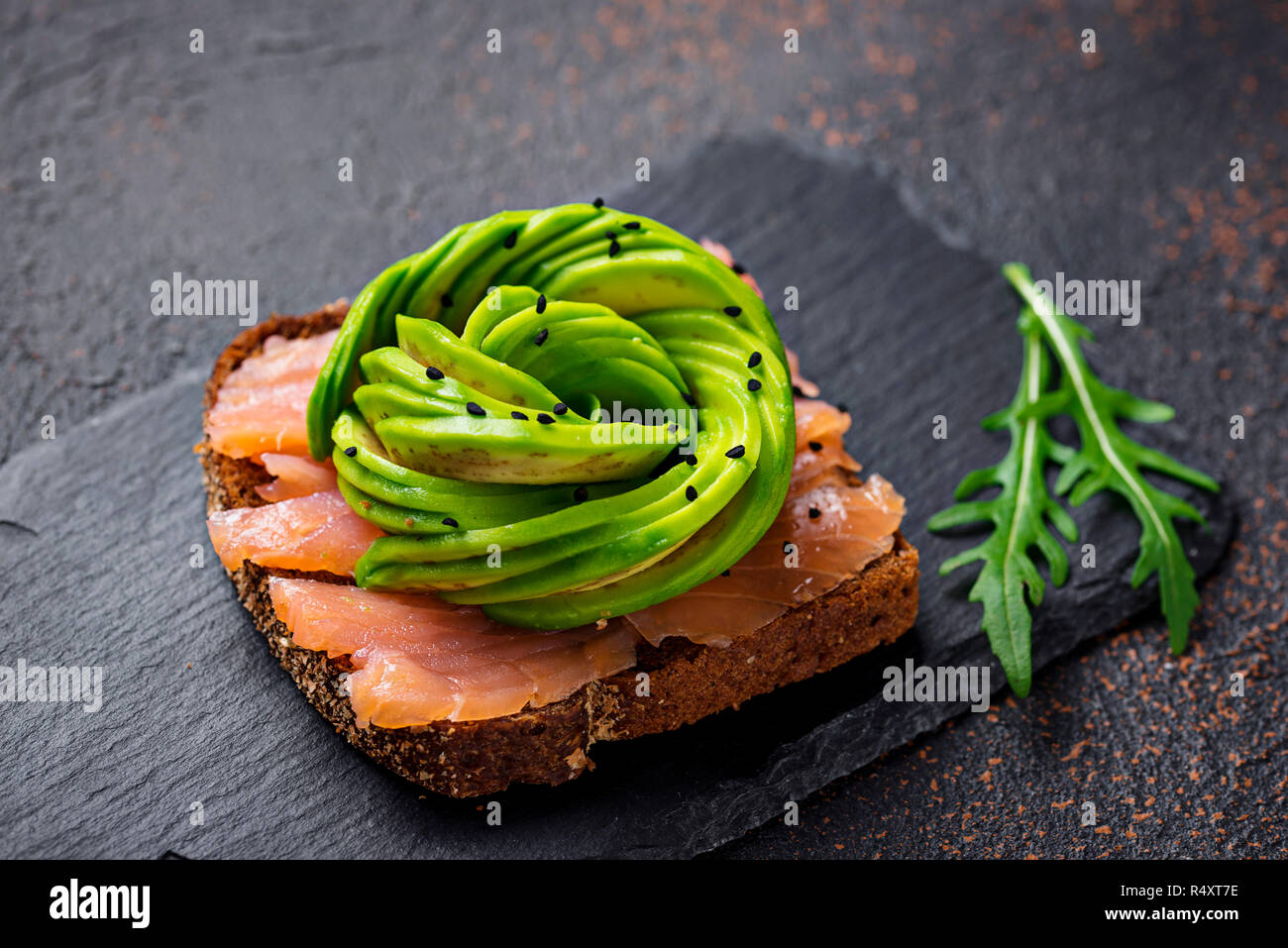 Gesunde Toast mit Lachs und Avocado Rose auf der rue Brot Stockfoto