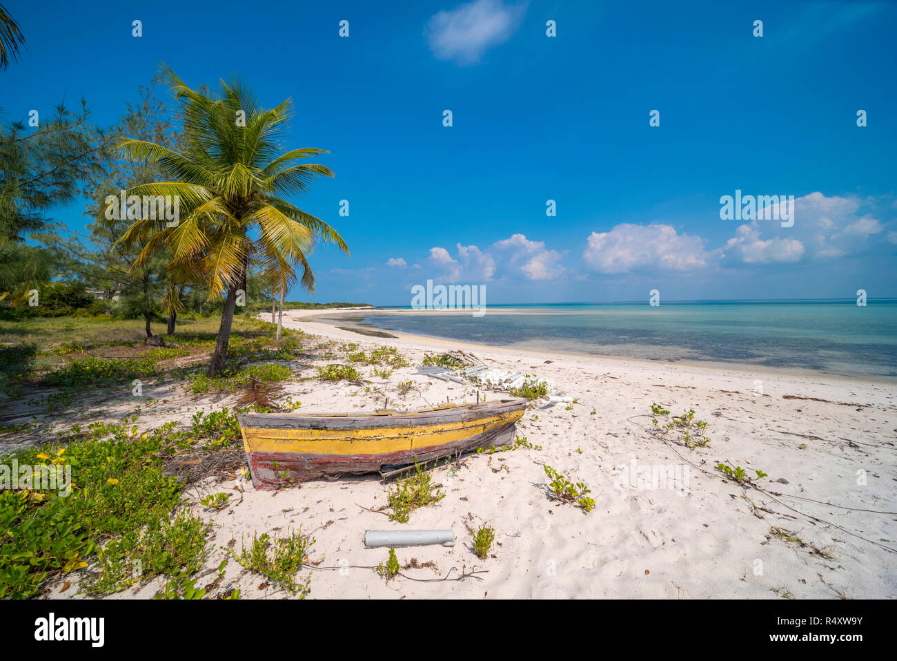 Eine bunte Dhow an einem unberührten Strand auf Paradise Island, Mosambik. Stockfoto