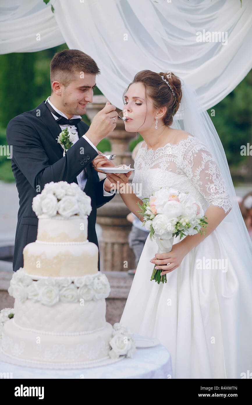 paar mit Hochzeitstorte Stockfoto