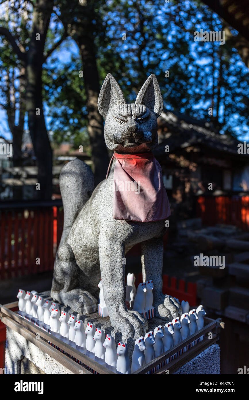 Großes fox Gott Statue und vielen kleinen Fuchs Gott Figuren (Inari Okami), Mabashi Inari Schrein, Suginami, Tokio, Japan Stockfoto