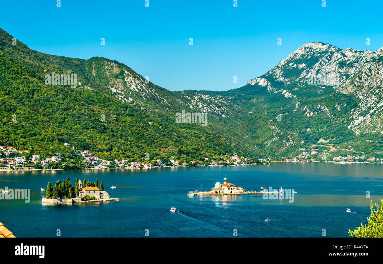 Saint George und Unserer Lieben Frau von den Felsen, zwei kleinen Inseln in der Bucht von Kotor, Montenegro Stockfoto