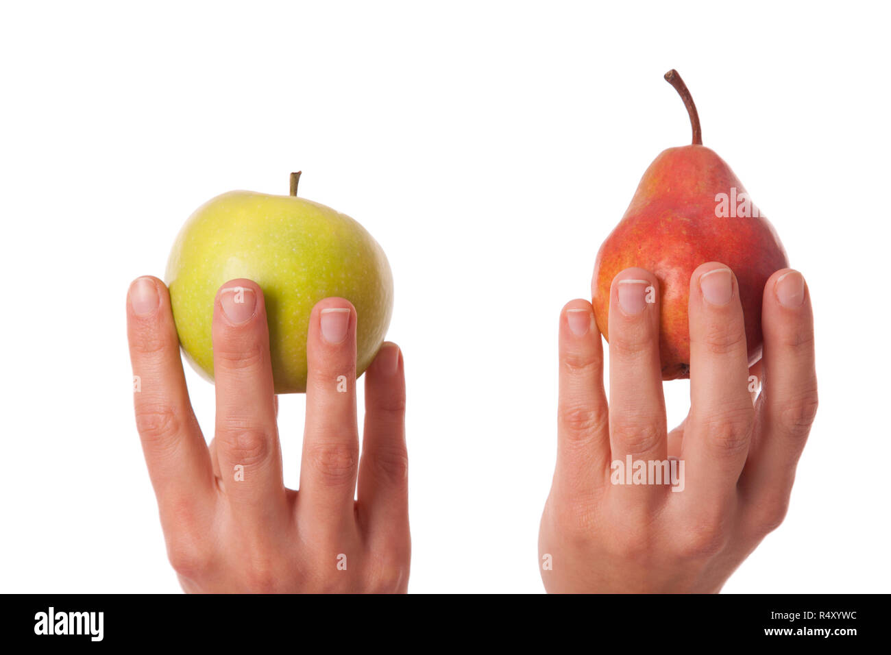 Vergleich und Differenzierung der einen Apfel und eine Birne Stockfoto