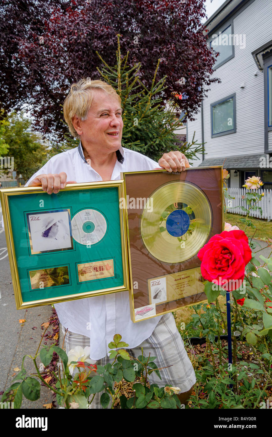 Mister Blake Elliott, ehemalige jugendlich recording artist, posiert mit commemorative Aufzeichnungen sagt er ihm gegeben wurden von der Sängerin Rita MacNeil. Stockfoto