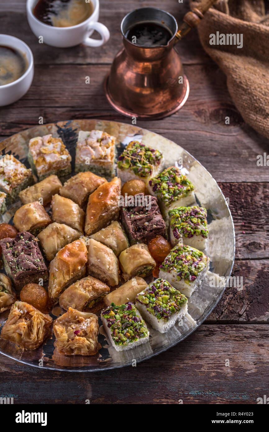 Traditionelle arabische Süßigkeiten - baklava und Köstlichkeiten mit Kaffee. Stockfoto