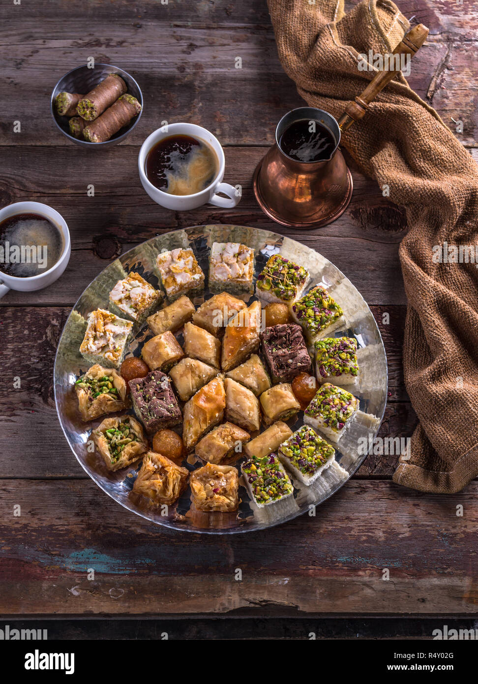 Traditionelle östliche Süßigkeiten - baklava und Köstlichkeiten mit Kaffee. Stockfoto