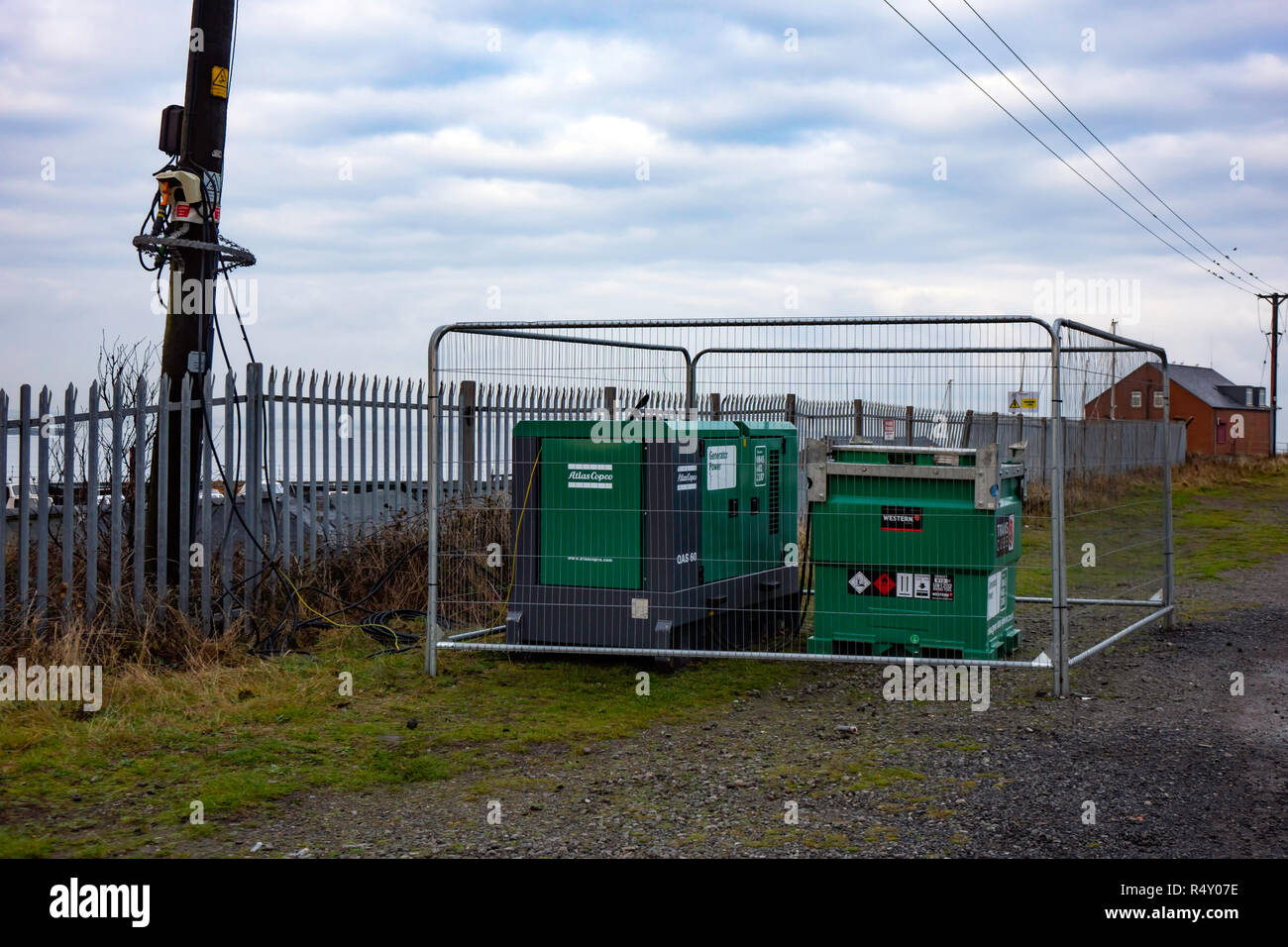 Temporäre Generator und Transformator liefern elektrische Energie zum Hafen Pilot Boat Station Teesmouth Cleveland Redcar, Großbritannien Stockfoto