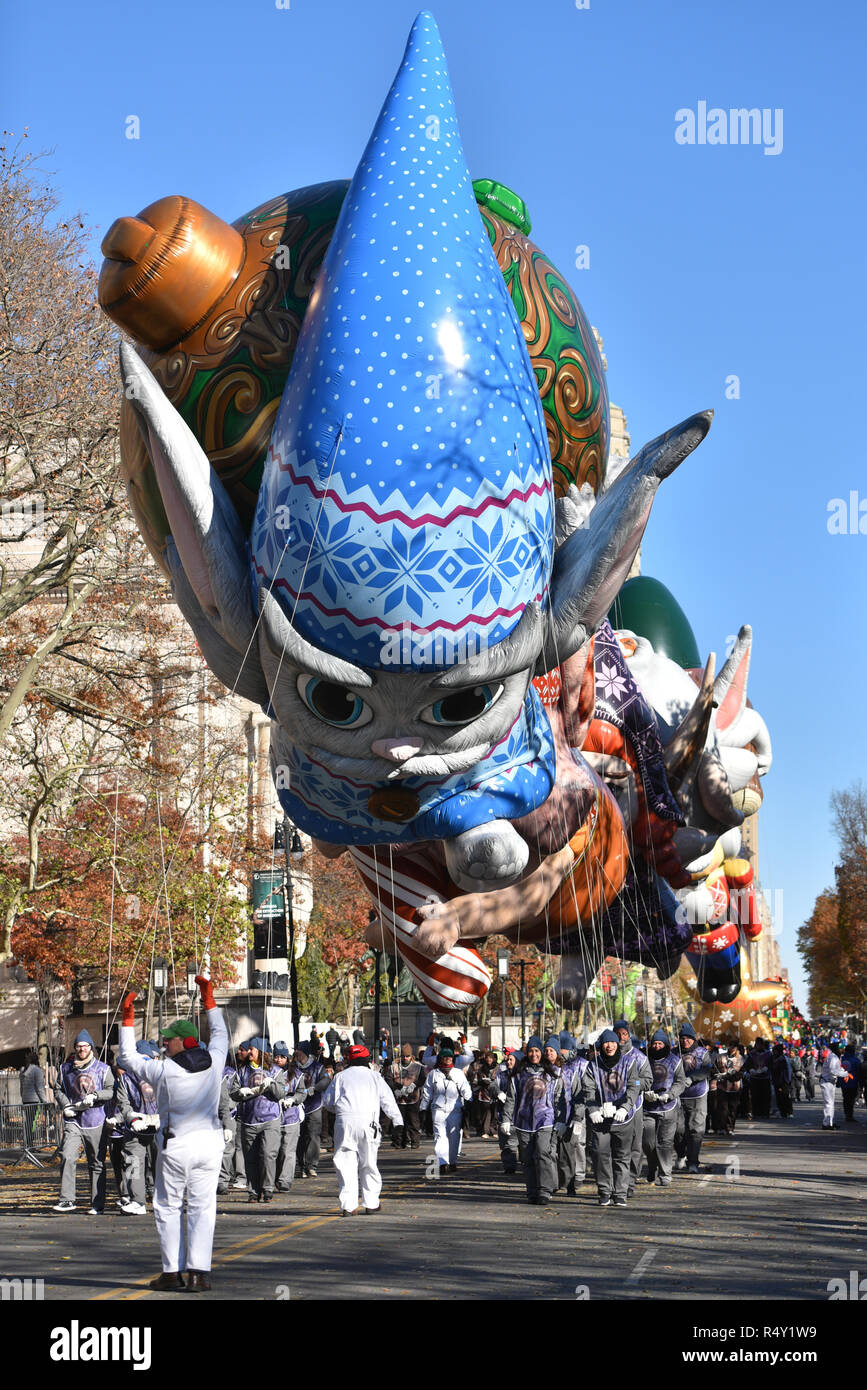 Die elf Sterne von Netflix "Die Weihnachten Chronik " Luftballons auf der 92. jährlichen Thanksgiving Day Parade von Macy's anzusehen in New York am Nov. 22, 2018. Stockfoto