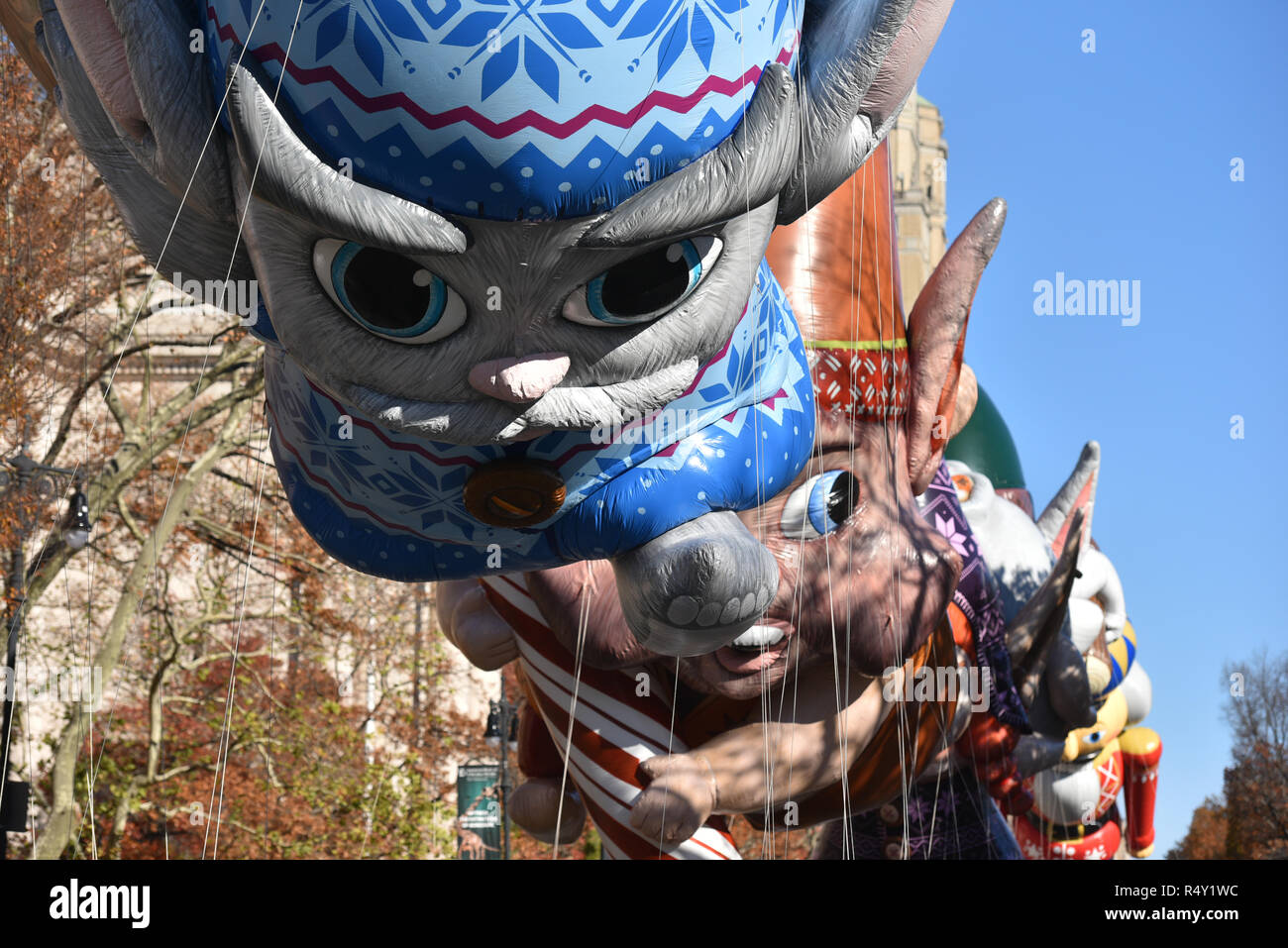 Die elf Sterne von Netflix "Die Weihnachten Chronik " Luftballons auf der 92. jährlichen Thanksgiving Day Parade von Macy's anzusehen in New York am Nov. 22, 2018. Stockfoto