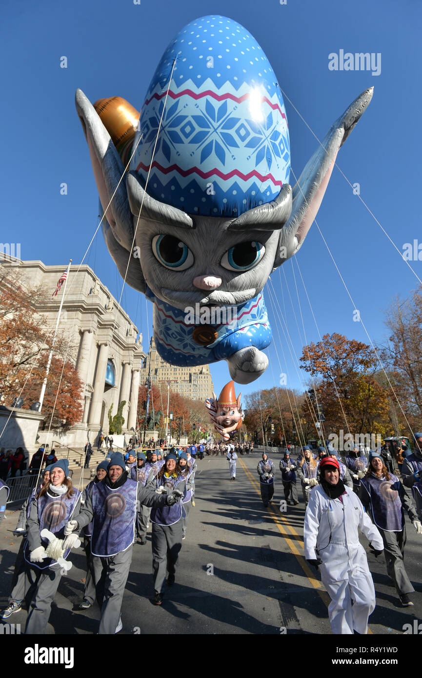 Die elf Sterne von Netflix "Die Weihnachten Chronik " Luftballons auf der 92. jährlichen Thanksgiving Day Parade von Macy's anzusehen in New York am Nov. 22, 2018. Stockfoto