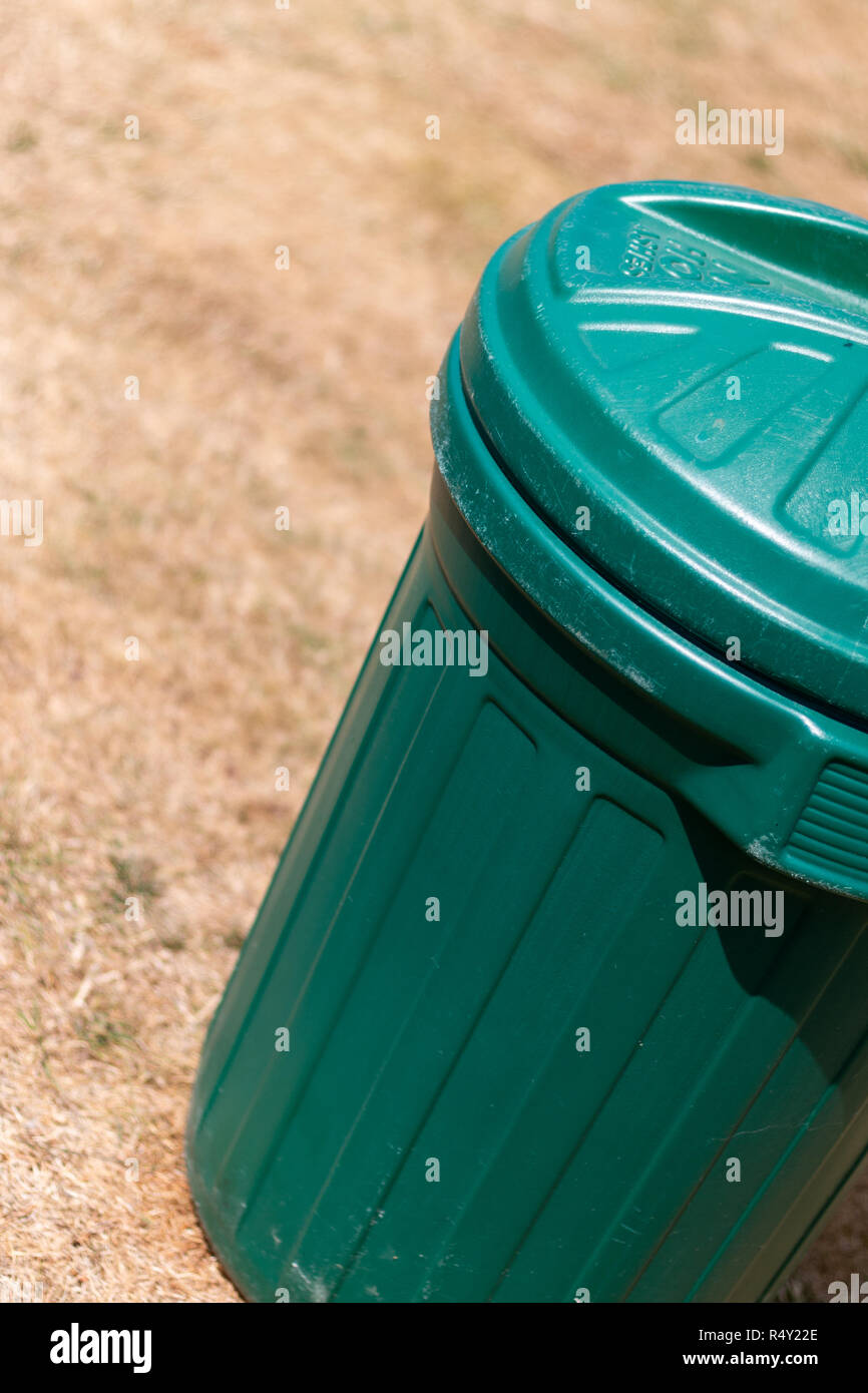 Grüne Mülltonne auf aus getrocknetem Gras während einer Hitzewelle Stockfoto Grüne Mülltonne auf aus getrocknetem Gras während einer Hitzewelle Stockfoto
