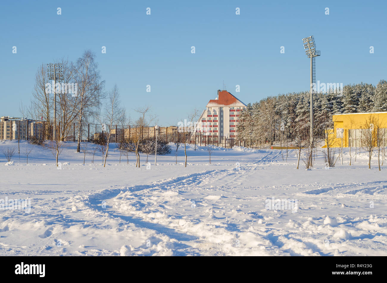 Minsk, Weißrussland, 15. Januar 2017: Winter eisige Schneelandschaft. Das Gebäude des Hotel Agat" Vor dem Hintergrund der schneebedeckten Wald Stockfoto