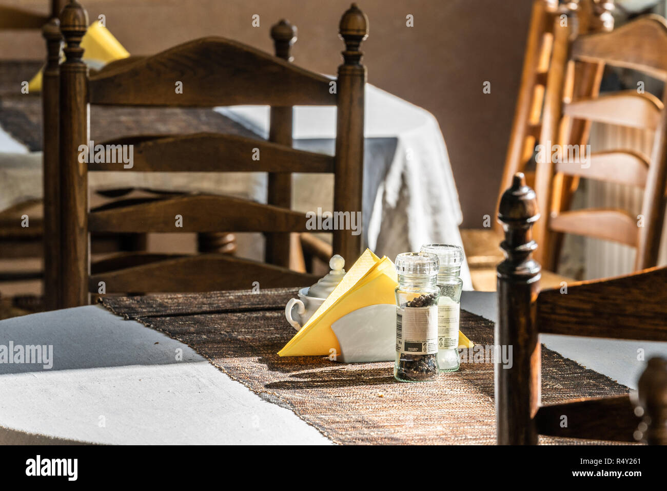 Leeren Tisch im Restaurant im Hotel mit gelben Servietten auf it-Fensterplatz mit hellem Licht Stockfoto