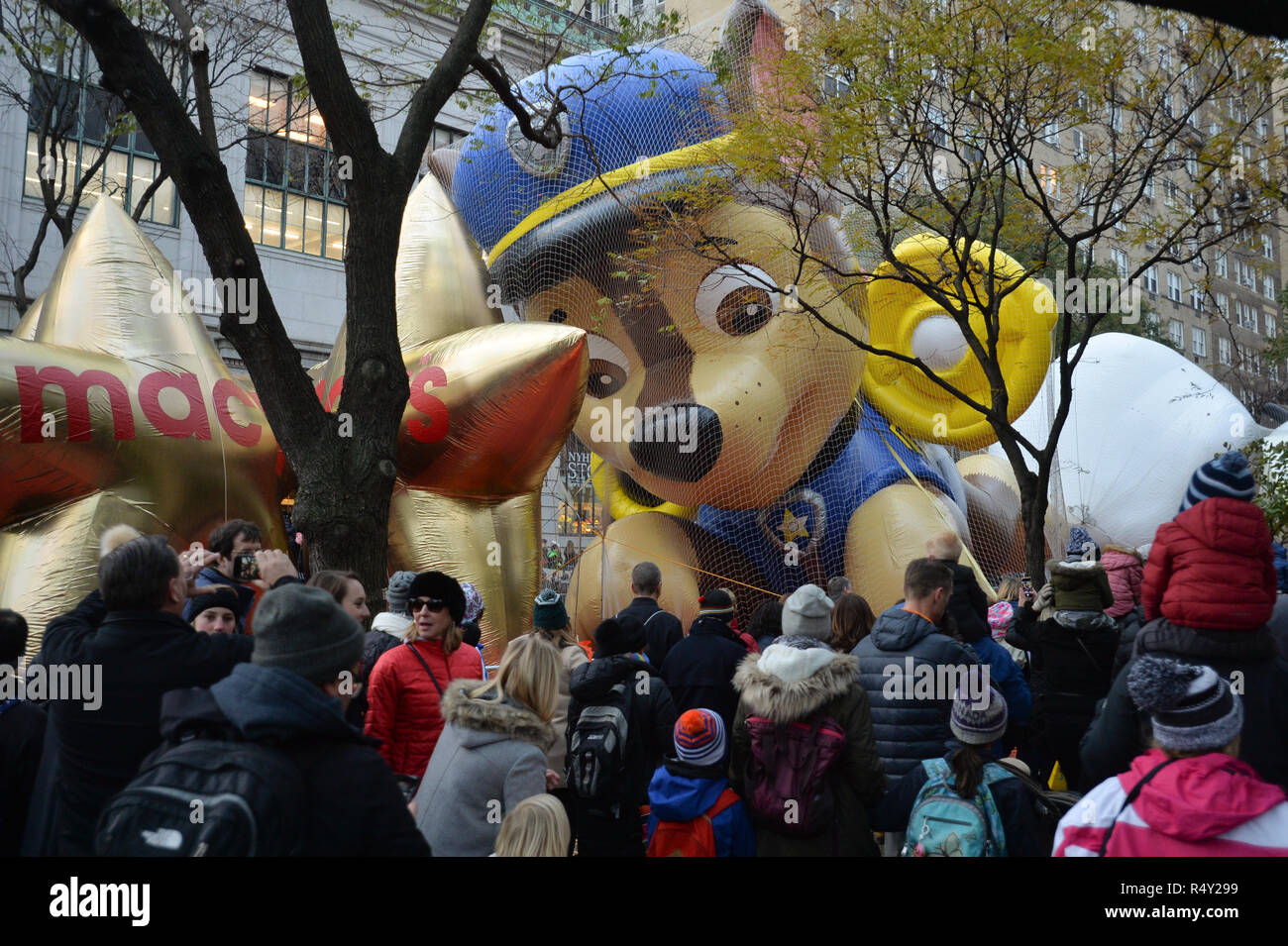 Zuschauer anzeigen Parade baloons während des 92. jährliche Thanksgiving Day Parade von Macy's anzusehen Inflation Eve am November 21, 2018 in New York City. Stockfoto