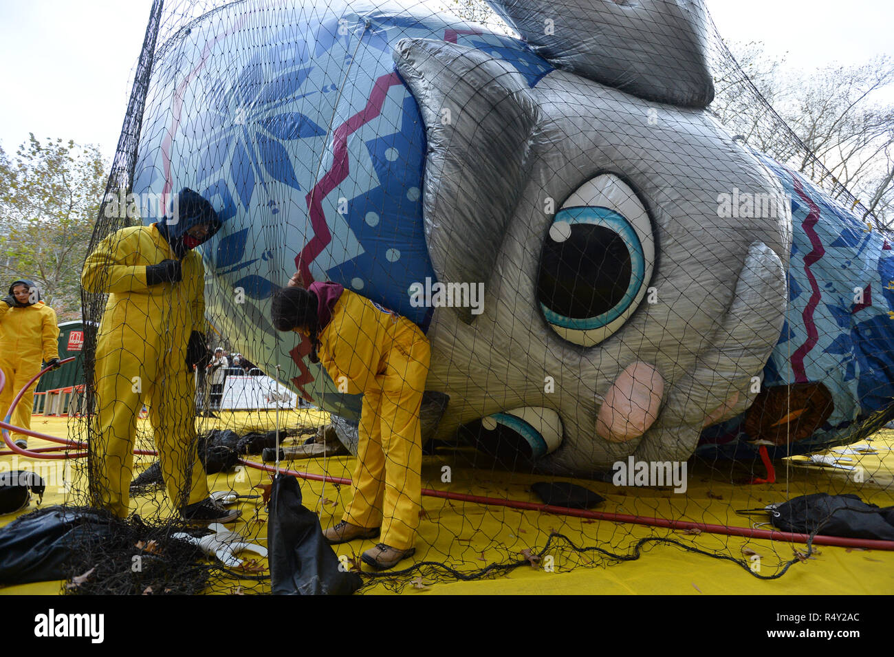 Arbeitnehmer werden gesehen, Füllung parade Ballons mit Helium während des 92. jährliche Thanksgiving Day Parade von Macy's anzusehen Inflation Eve am November 21, 2018 in New Yo Stockfoto