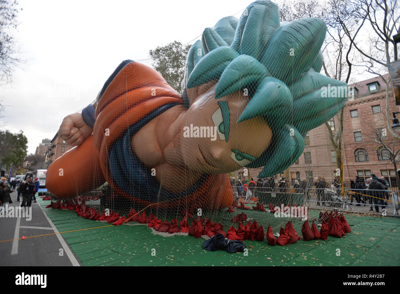 Arbeitnehmer werden gesehen, Füllung parade Ballons mit Helium während des 92. jährliche Thanksgiving Day Parade von Macy's anzusehen Inflation Eve am November 21, 2018 in New Yo Stockfoto